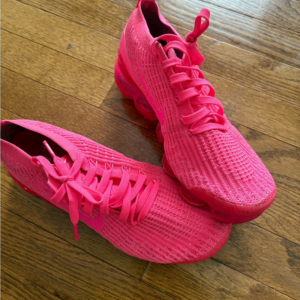 Nike Women's Bright Pink Sneakers
